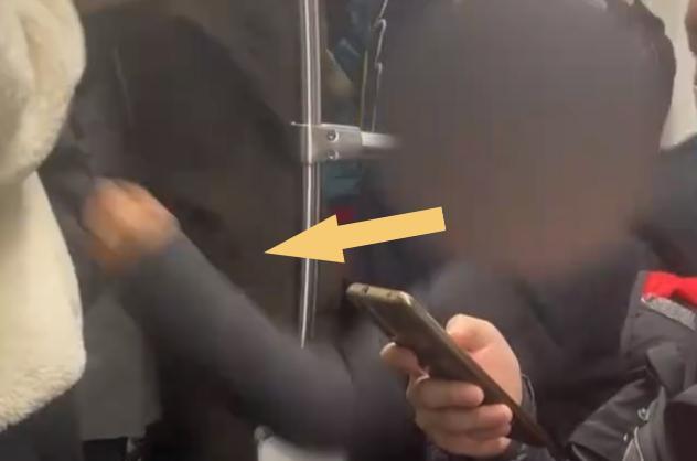 大连早高峰地铁上一女子遭辱骂,旁边一男子挺身而出