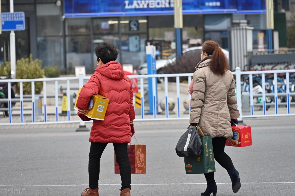 女儿受欺负回娘家哭诉,娘家人暴打女婿,此后女儿女婿不认娘家人