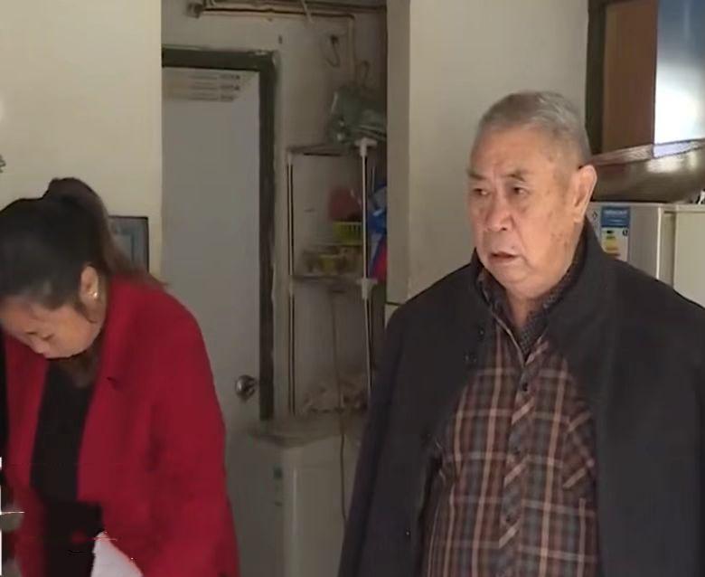 老人娶二婚女为妻,花百万帮她养大子女后遭抛弃,老人:她骗婚