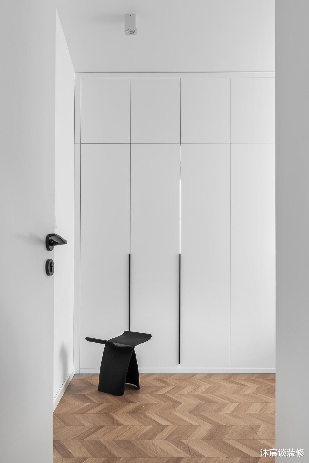 这对95后有远见，用单纯的白墙与温暖的木地板，轻松打造清爽的家