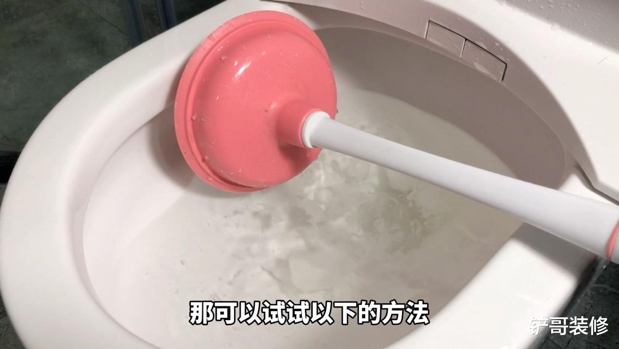 马桶堵塞别用热水冲!只需用一个塑料瓶,快速疏通无异味