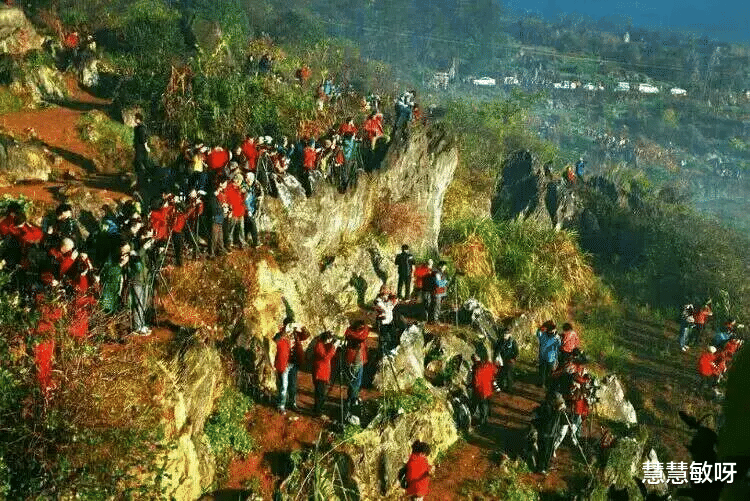 云南丽江，一男子出轨彝族女子，彝族女子的族人发现后，两次闯入出轨男子哥哥家