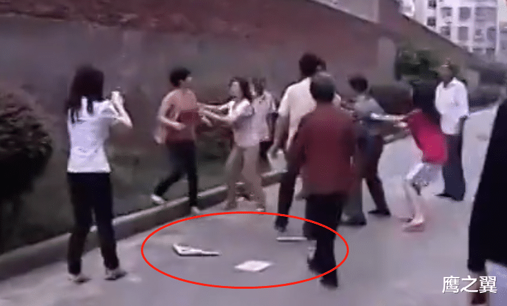 2013年湖南一男子去世,前妻怒砸遗像,就因不生儿被全村戳脊梁!