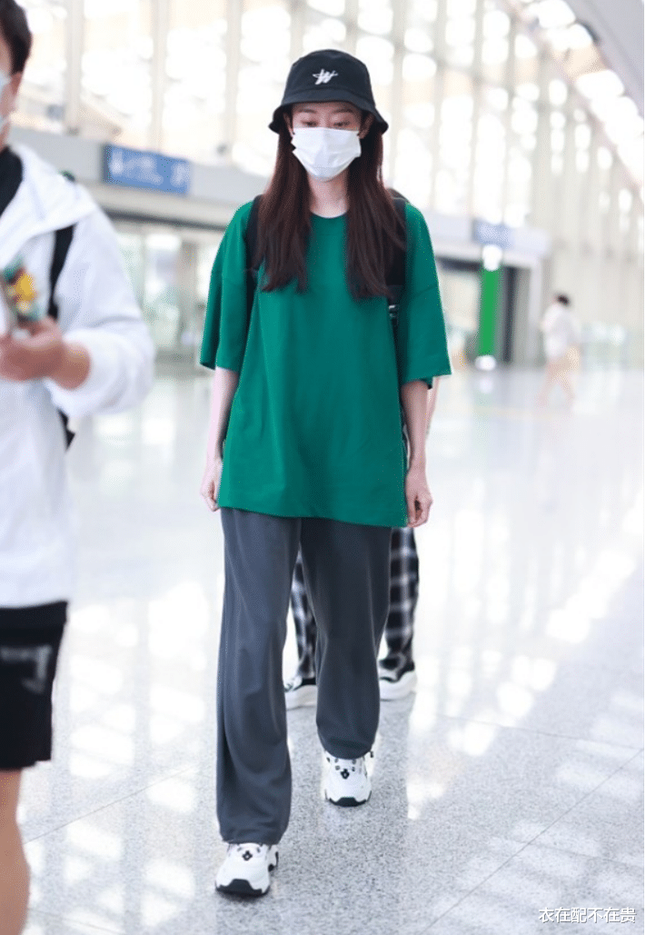张小斐打扮欠缺点星味,随便穿件T恤就出门,网友:跟路人没区别