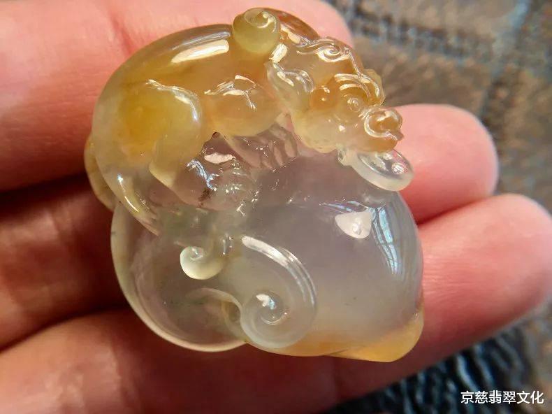 玛瑙|百数入手两块小原石,没想到剥皮竟是蜜糖色黄翡,起货后卖家气哭!
