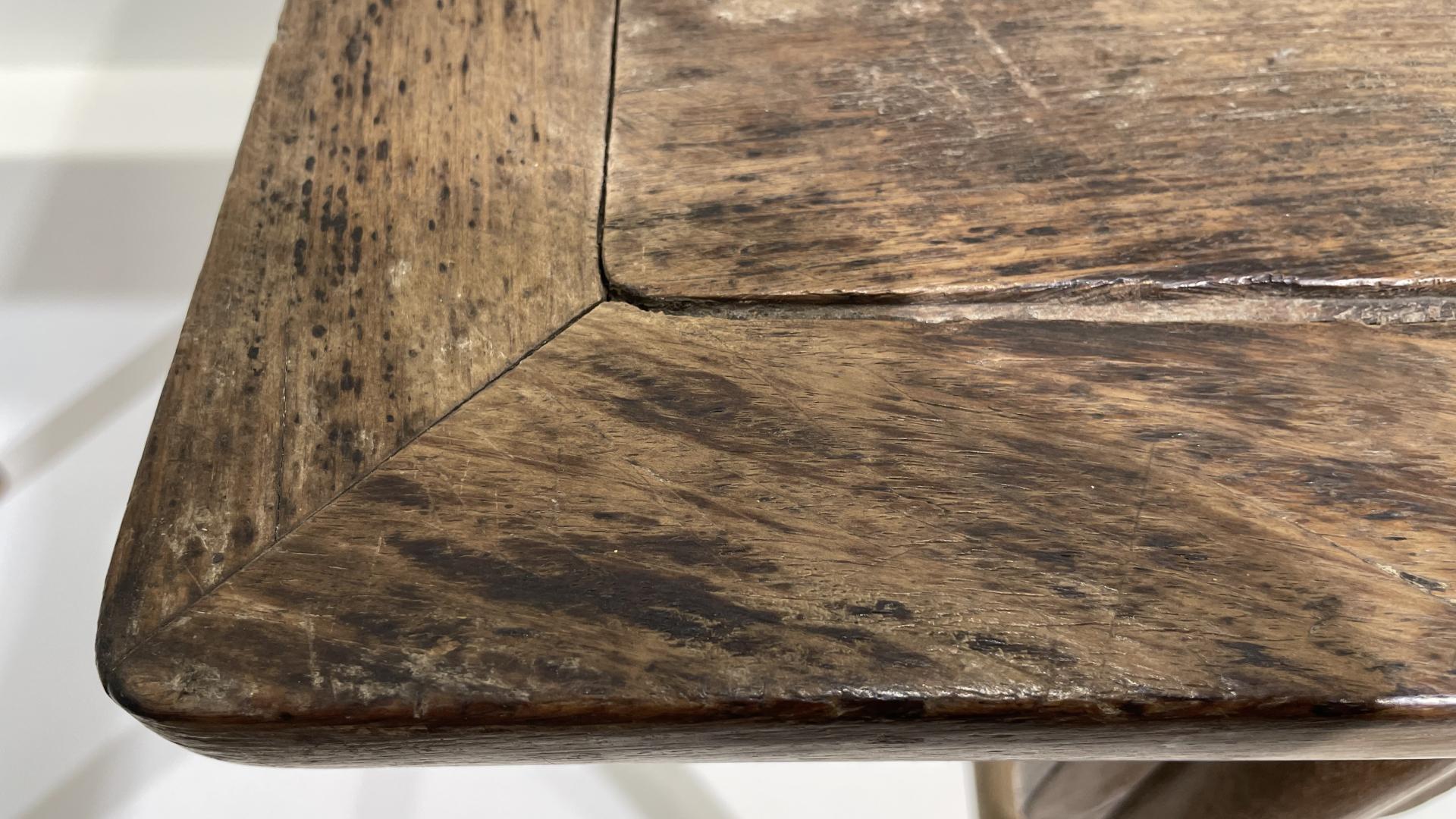 |洗过皮、干而不裂，黄花梨刀牙板条案润泽依旧