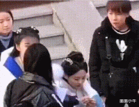 明星|让助理跪着换鞋、跪着撑伞，明星“高人一等”的待遇，越来越荒唐