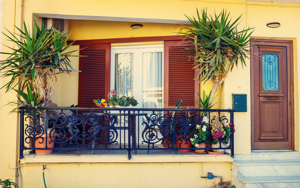 23层高楼，几乎每家阳台都是玻璃护栏，物业说更美观，合理吗？