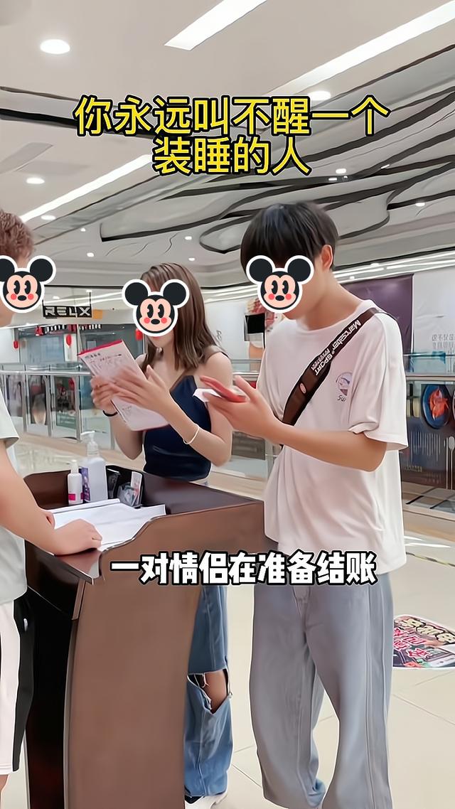一女子与男友去吃大餐,买单时男友嫌太贵,她掏出手机豪爽买单