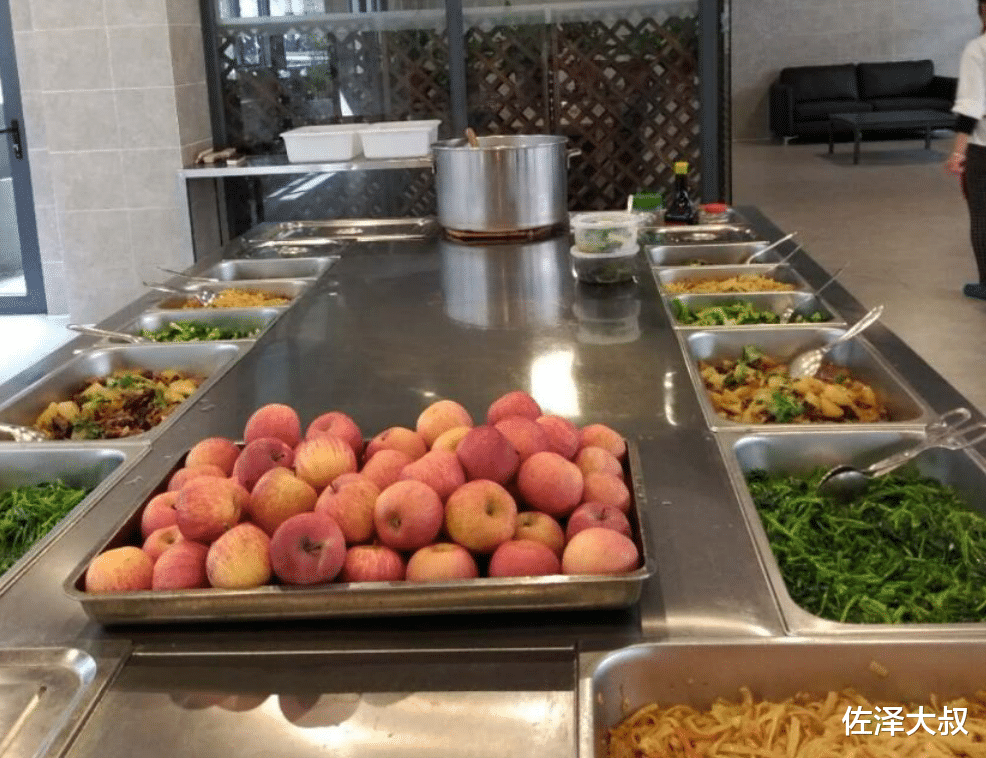 23岁乡镇公务员晒食堂伙食,网友:怪不得月薪3000元,优越感爆棚