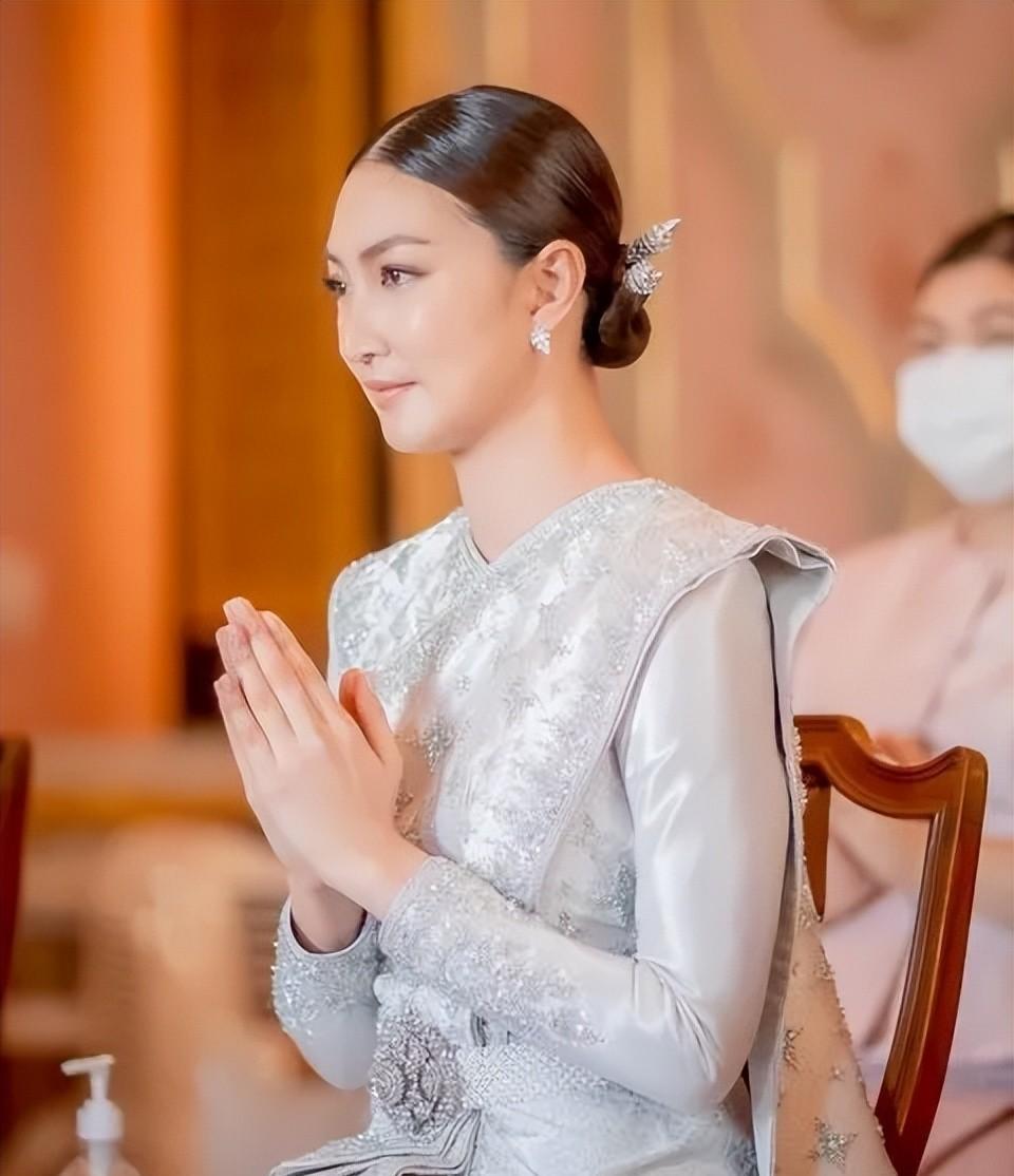 一起欣赏~泰国娱乐圈女星泰式婚服秀