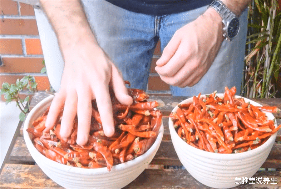 肠胃很娇嫩,尽量少刺激,?我们在吃辣椒时要理性