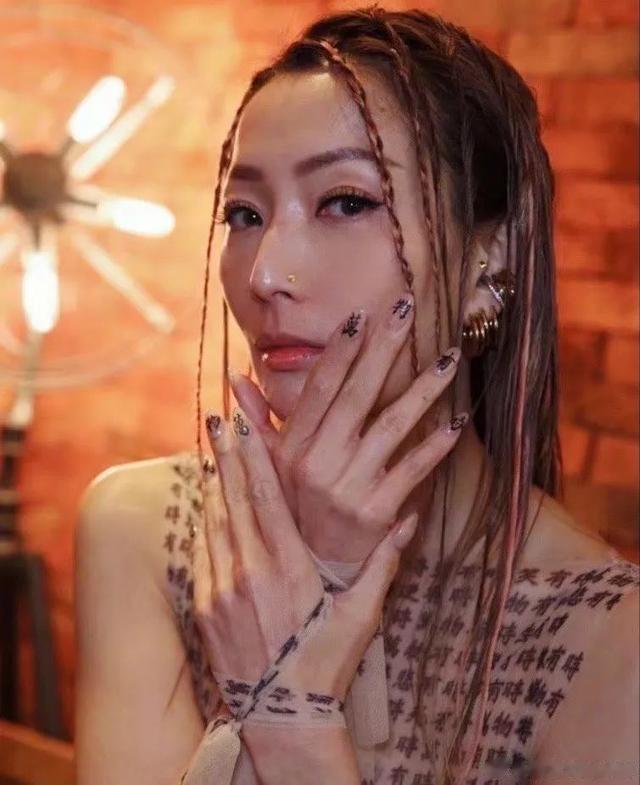 李佳琦 被50岁的她，靓到了