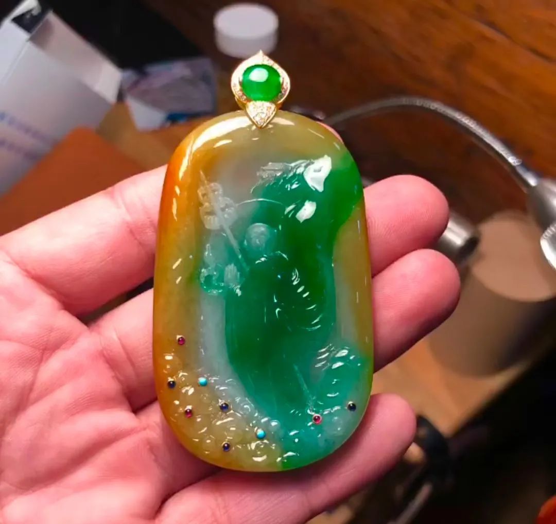 翡翠|小千拿下的翡翠料子,切出辣绿三彩,高端大气上档次!