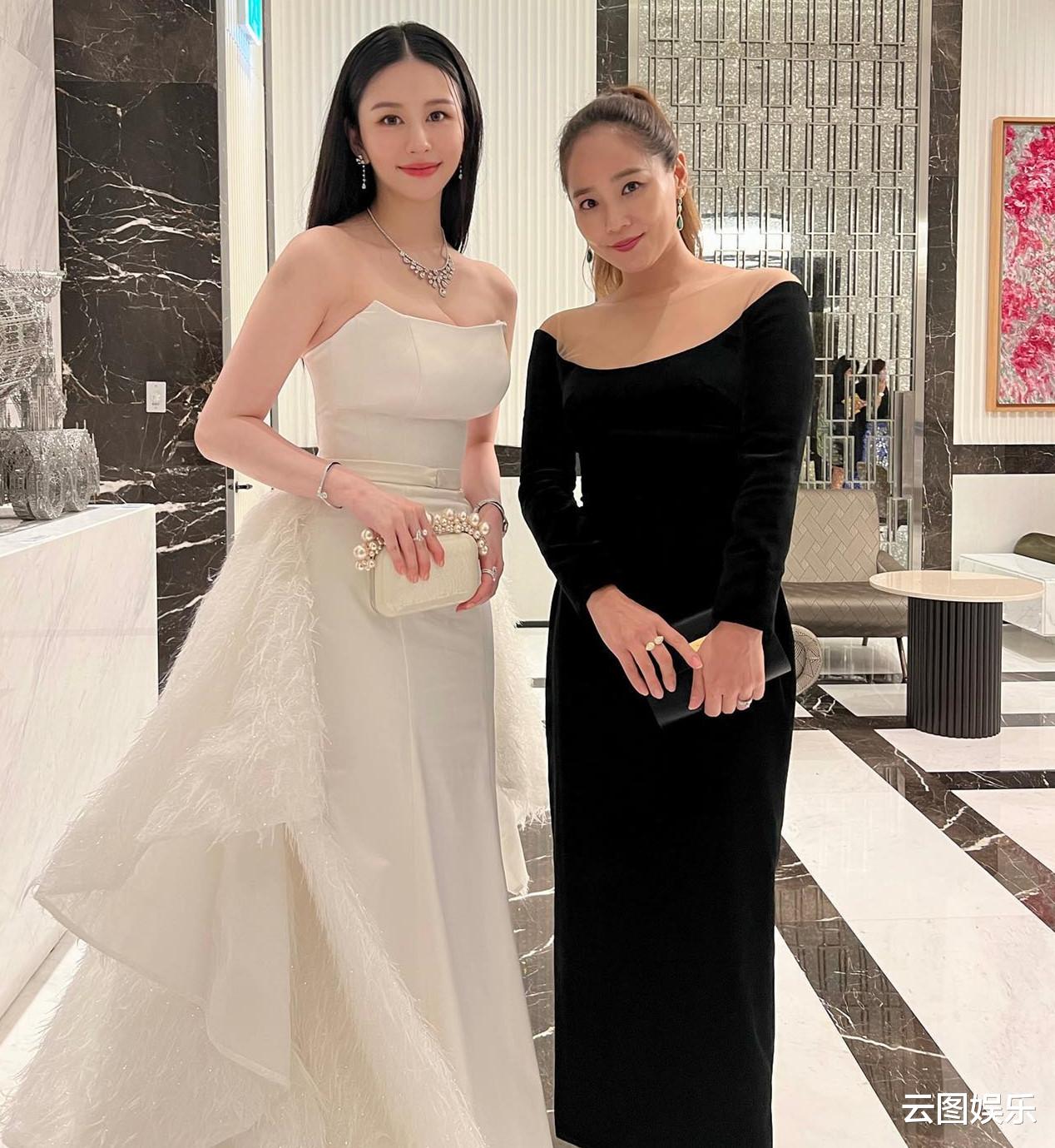 邱淑贞|邱淑贞女儿盛装参加晚宴，与千亿富三代合影心情好，已融入名流圈