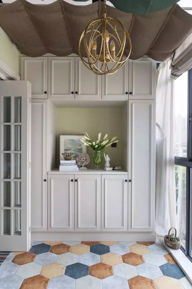 128平混搭三居室,轻盈温馨中透着更加沉稳的古典气质,舒适上档次