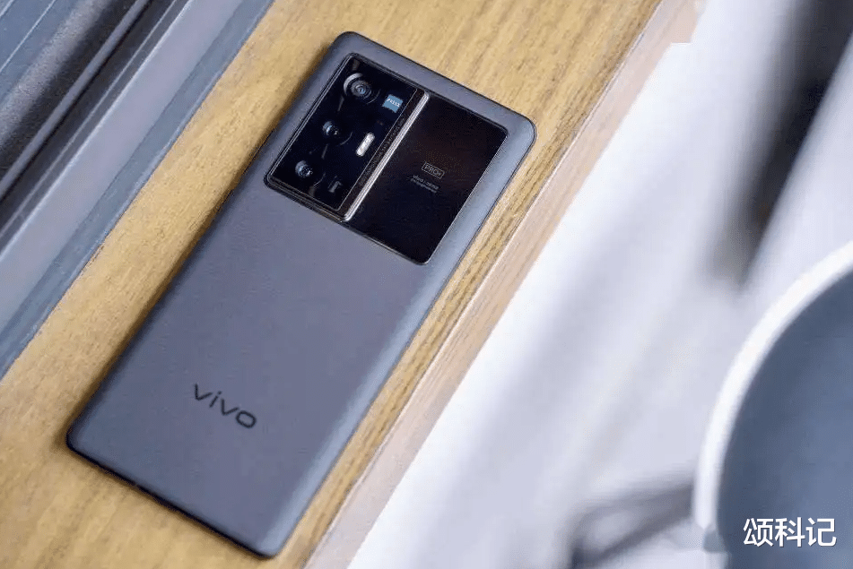 智能手机|第二季度高端智能手机排行出炉,第一不出意外,第二是“黑马”!