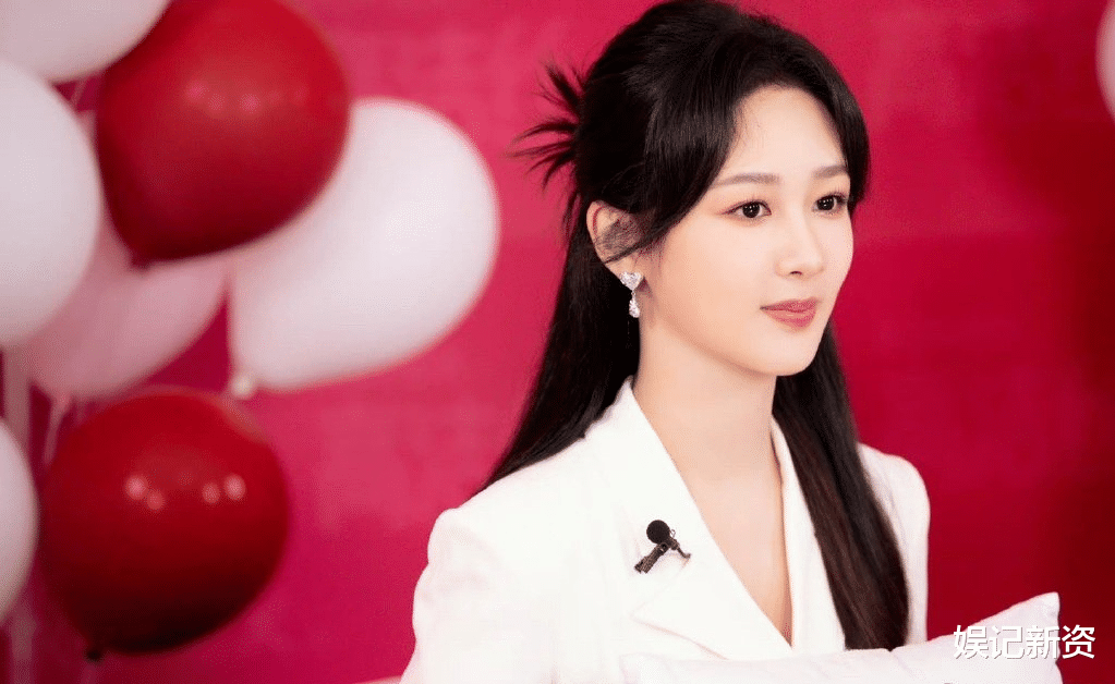 杨紫|杨紫直播状态上热搜，谦虚否认是实力派，直言紫米是温暖的家人！