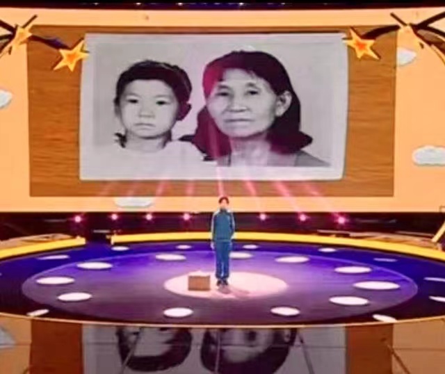1994年,拾荒老人收养一独臂女弃婴,捡废品供她上学,如今怎么样了?