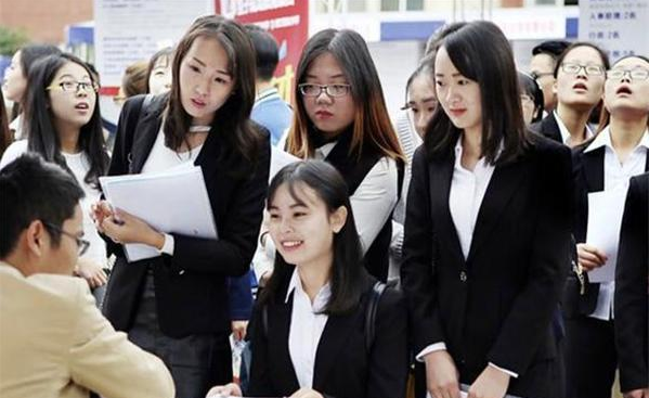 国企|?应届生比“往届生”更容易进国企，面试官给出答案，理由无力反驳