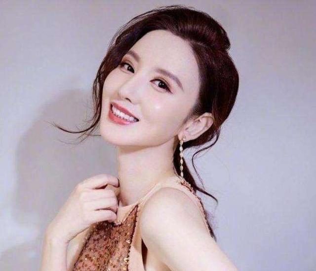 秦岚|17年配角终成男主，王阳搭档秦岚成情侣，演绎另类的《三十而已》