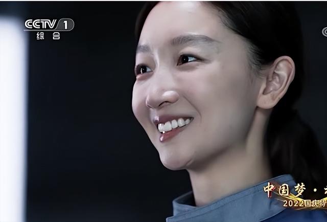 快递员|国庆晚会亮点多:周冬雨的简历,孙俪的指甲,还有黑板上的文字