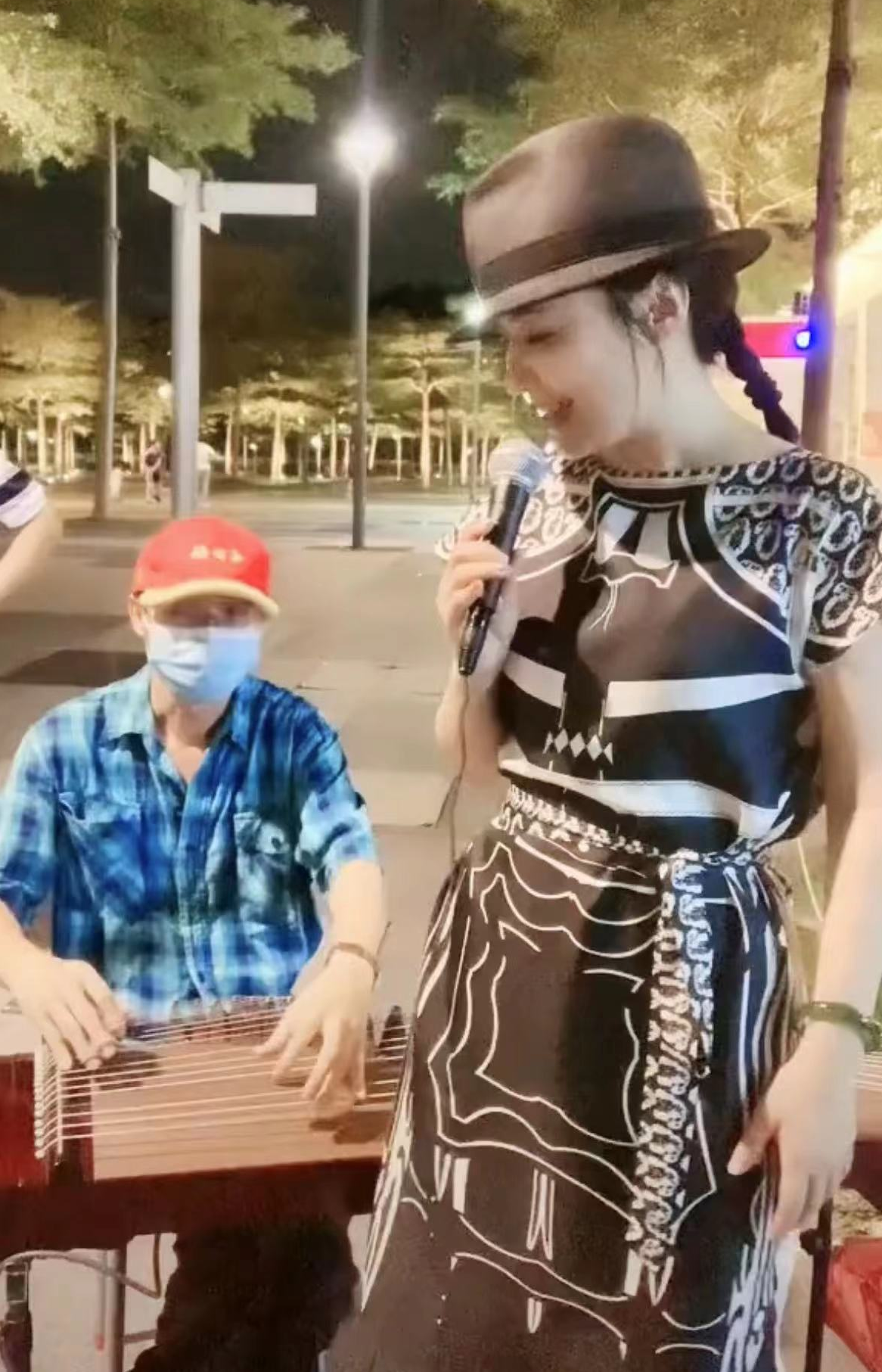 周艳泓|46岁老牌女歌后街边卖唱！身材走形似寻常妇女，歌声动听中气十足