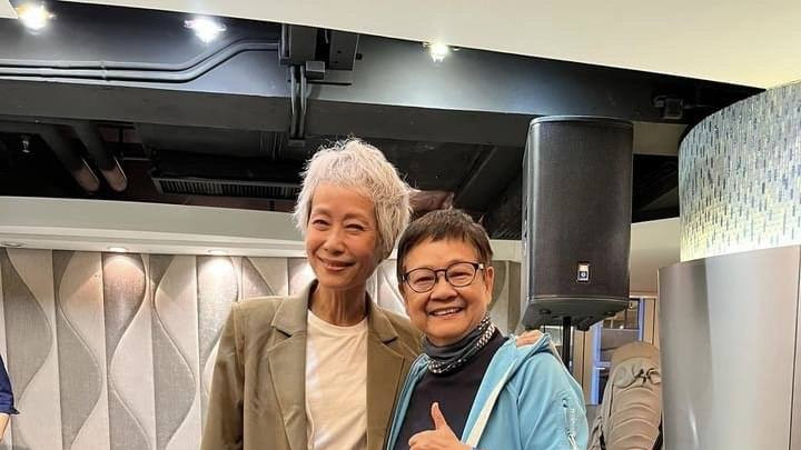 叶童|59岁叶童参加友人聚会！穿豹纹紧身裤素颜现身，真实状态引围观