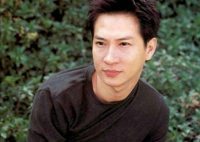 张家辉|54岁张家辉穿拖鞋逛深圳!花1993元剪发,美女店员下蹲合影