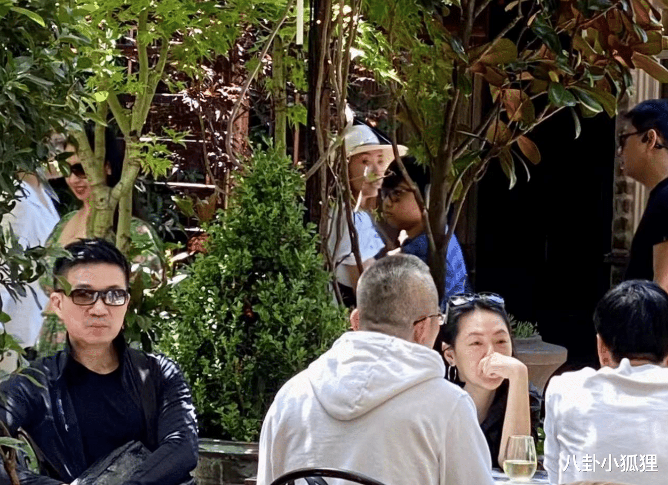 小S|小S一家聚餐,老公心不在焉被指像局外人,许老三颜值逆袭变漂亮