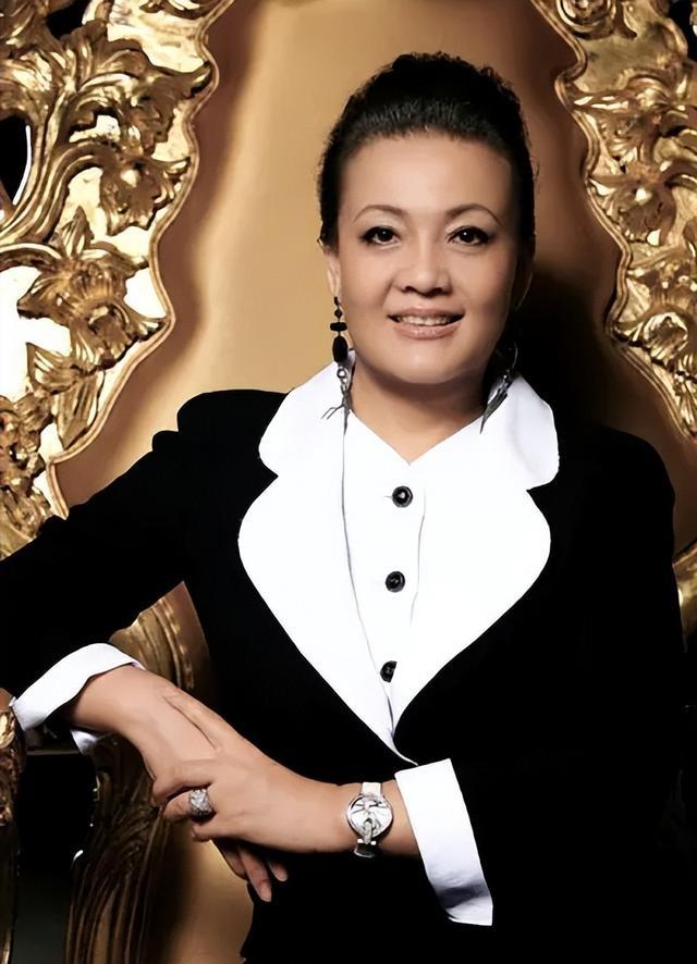 |孙子录视频给张兰庆生，网友称其消费孙子卖货，还指她很少晒孙女