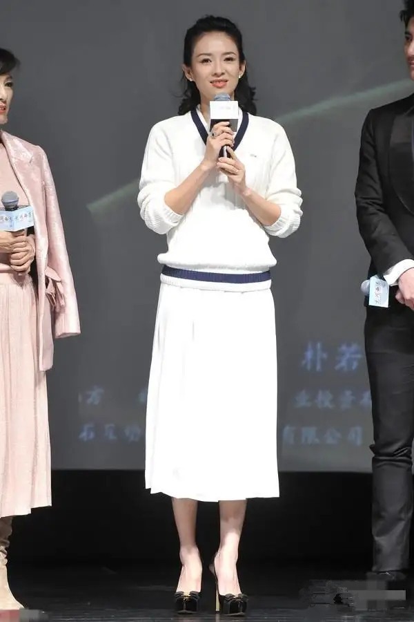 章子怡|章子怡出游照,穿黄T青春靓丽比女儿还嫩,一家人相互依偎真幸福