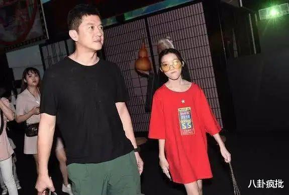 李亚鹏|李亚鹏再当爹！女友小他19岁，傲人身材，模特总冠军！