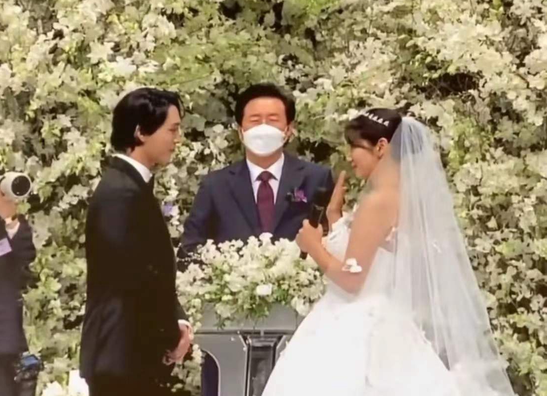 新蝙蝠侠|朴信惠婚礼内场全曝光，新娘感动落泪说不出话，夫妻拥吻掀起高潮