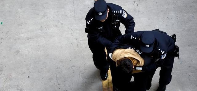 案例:女孩裸睡忘记关门,险遭两次侵犯还浑然不知,以为是在做梦