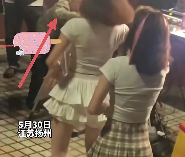 妙龄少女商演热舞,七旬大爷拿手机贴脸录像,路人尬笑不忍直视