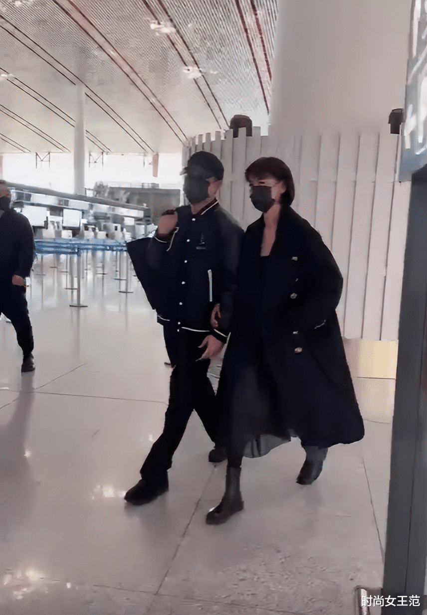 杨幂|刘恺威携新女友走机场！中年打扮还清纯，不像杨幂只会露腿扮少女