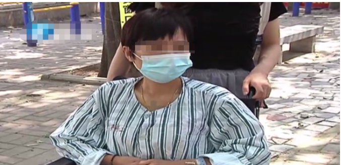 河南许昌,一名女子在公司上班,每个月按时上交医保