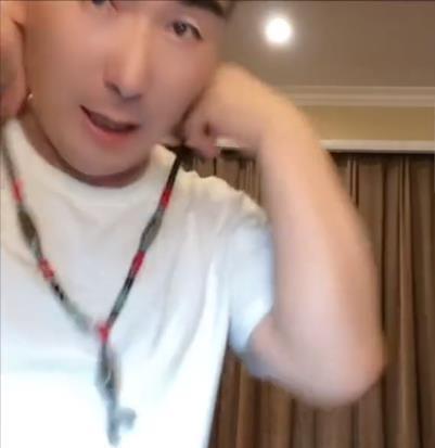 李玉成|李玉成直播收“小老婆”礼物，85岁马玉琴吃醋，哭的眼睛红肿