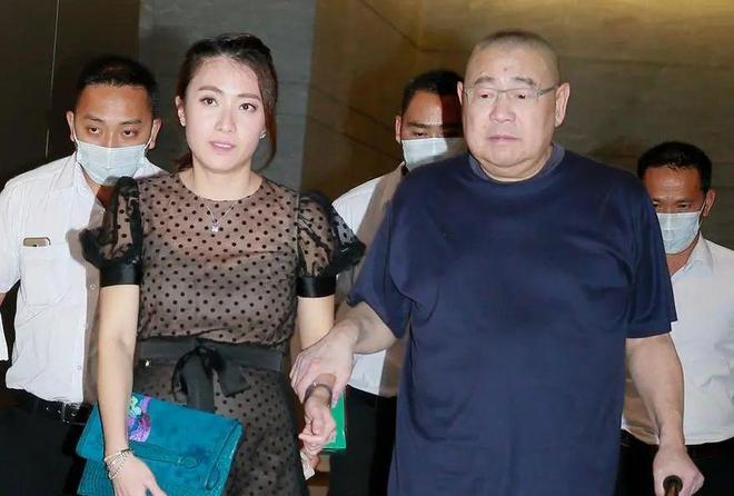 陈紫函|71岁刘銮雄上街，甘比撇下他独自上车，网友：扶都不扶了？