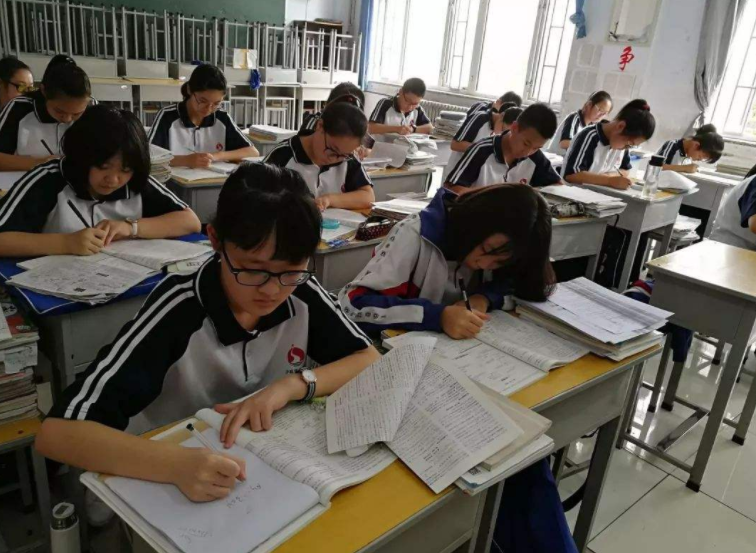 兰州|数学老师因阅卷登上热搜，左手翻篇右手画圈，原来写“解”不给分