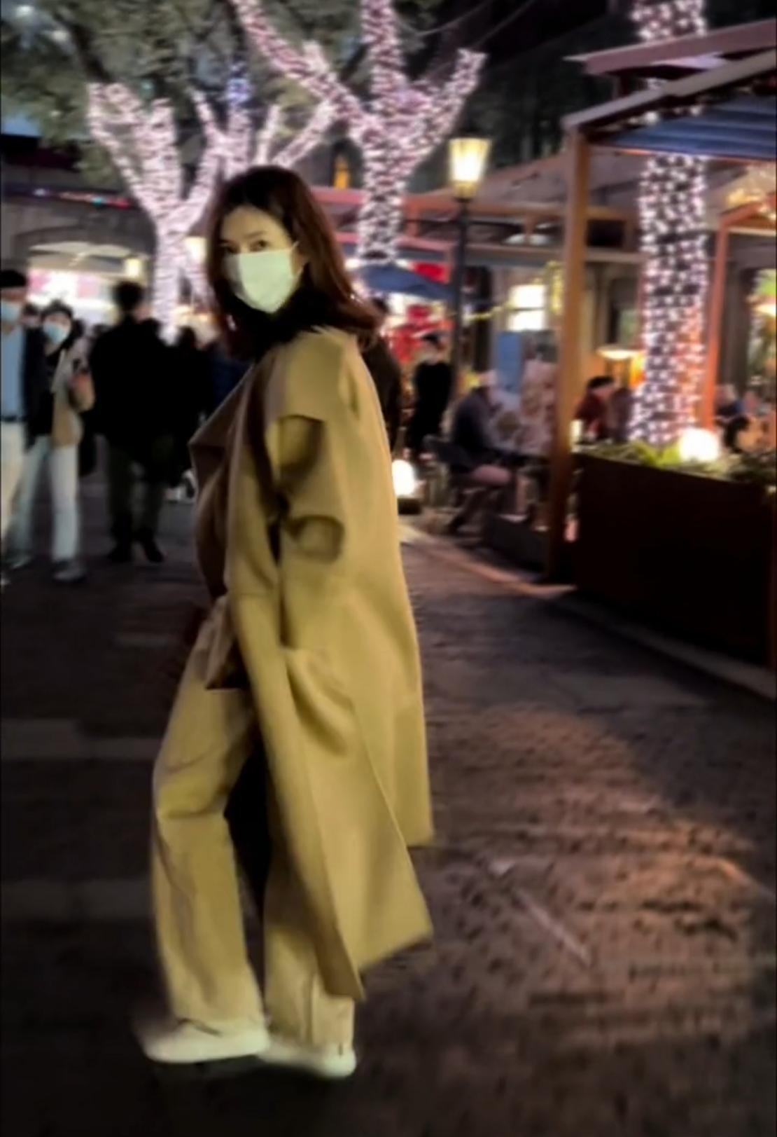 江疏影|江疏影深夜逛街,懒理脸上冒的一颗痘,与助理共同吃70元冰淇淋