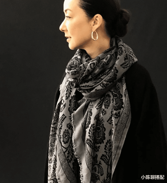 洋葱 这才是中年女人应有的打扮:60岁主妇只穿基础款也能贵气优雅