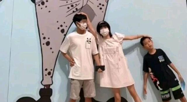 孙悦|孙海洋走玻璃桥，被孙卓孙辉孙悦拖着走，彭四英拍照孩子们勇敢