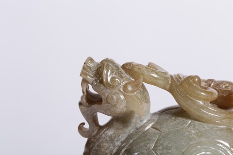 |明以前：和田玉带沁龙龟摆件一对