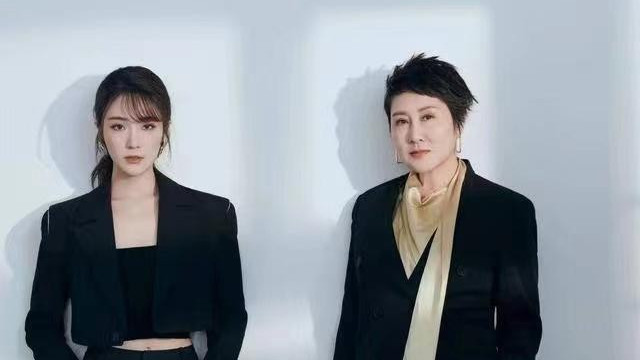 张凯丽|张凯丽罕见携女儿亮相，合体穿西装挺亮眼，用内浅外深穿出高级感