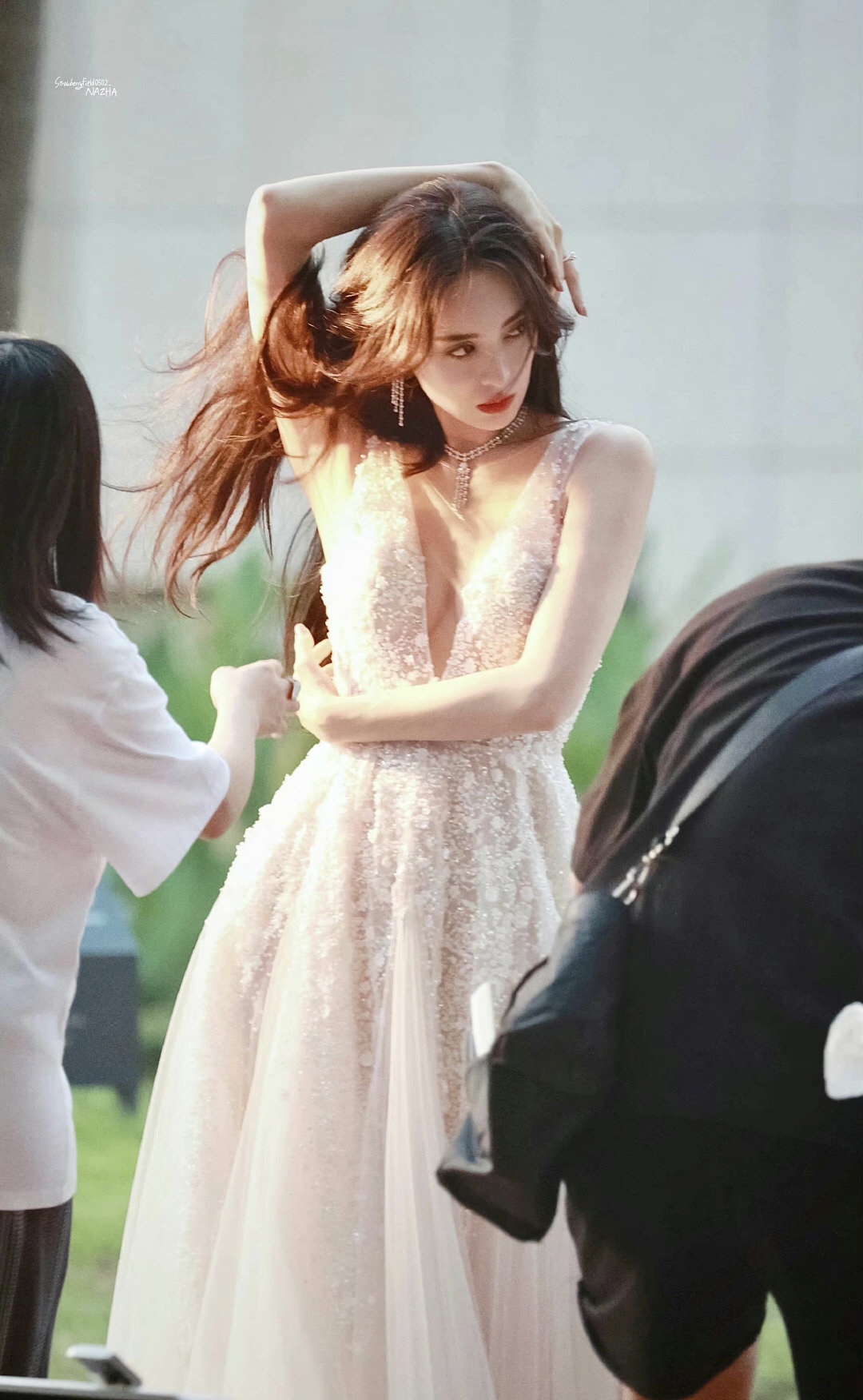 古力娜扎|新疆美女娜扎很懂展示自己的美，但旁边的助理小姐姐亮了，好纯