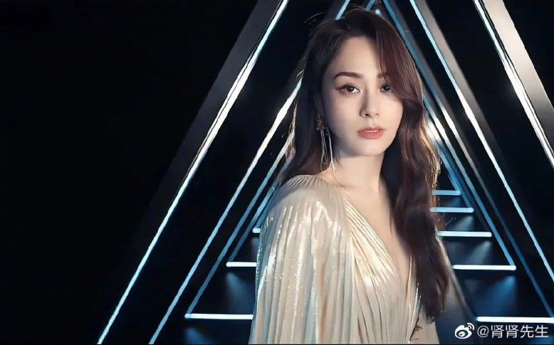 阿娇|说瘦就瘦!阿娇大开深V泄春光网惊呼:美回20岁