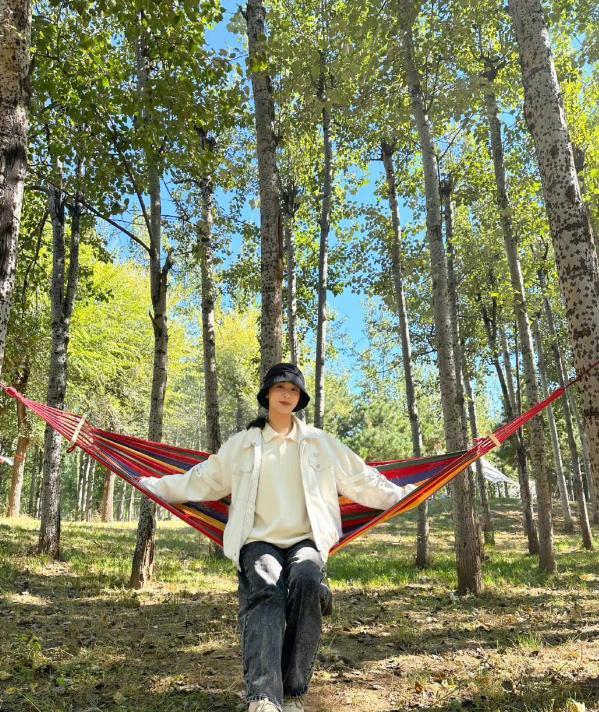 杨紫|杨紫不舍假期与闺蜜聚餐，两人感情如初，五年前杨紫亲自送她出嫁