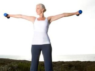 乳腺增生|中年女人预防乳腺增生，睡前常做4件事，有助于通乳散结、防增生